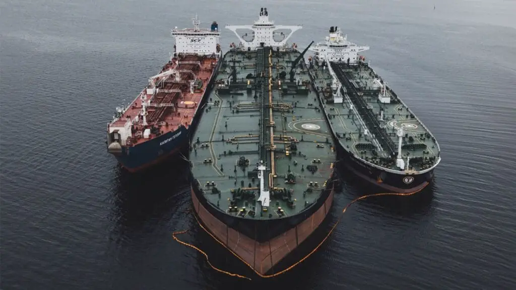 5226779147316093927-1-1-1024x576 Rússia Expande "Frota Sombria" de Petroleiros para Contornar Sanções, Alertam Fontes Ocidentais"