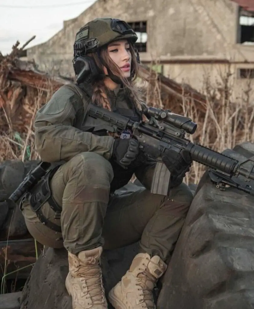 5877209497133499500-842x1024 A Participação das Mulheres no Exército Israelense: Um Caminho de Conquistas e Desafios